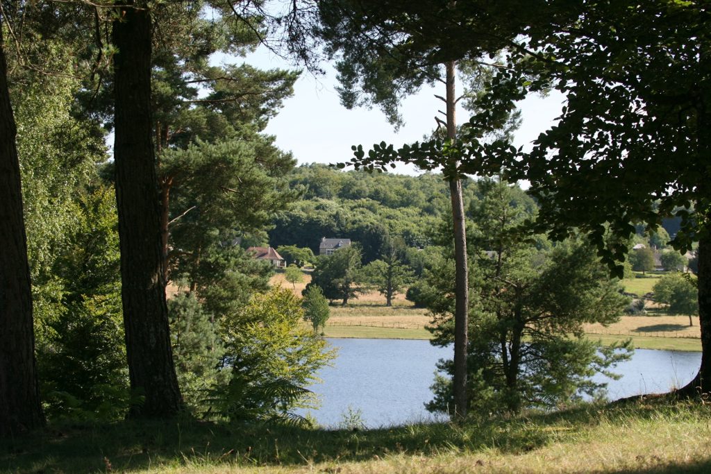 Le lac du Parc du Coiroux à Aubazine
